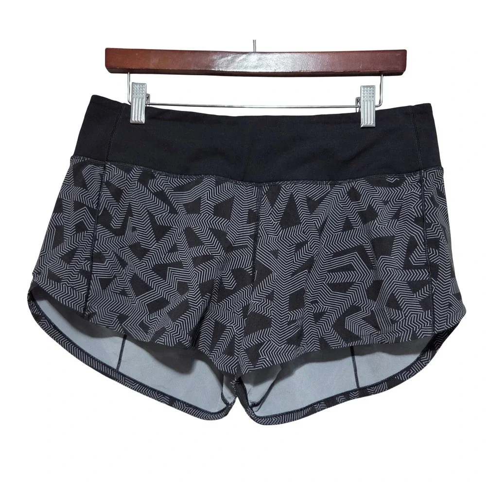 Lululemon Speed Up Short 2.5 Black White Geometric Chevron Print Size 8